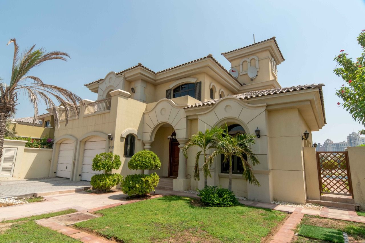 Villa in Dubai, UAE, 464.68 m² - picture 1