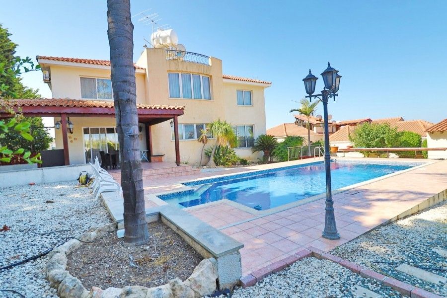 Villa in Paphos, Cyprus, 380 m² - picture 1