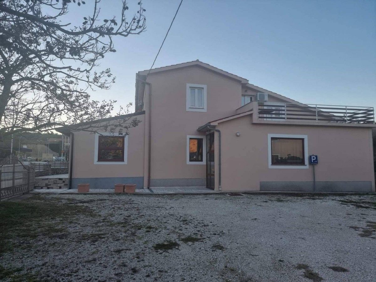 Oficina en Krsan, Croacia, 560 m² - imagen 2