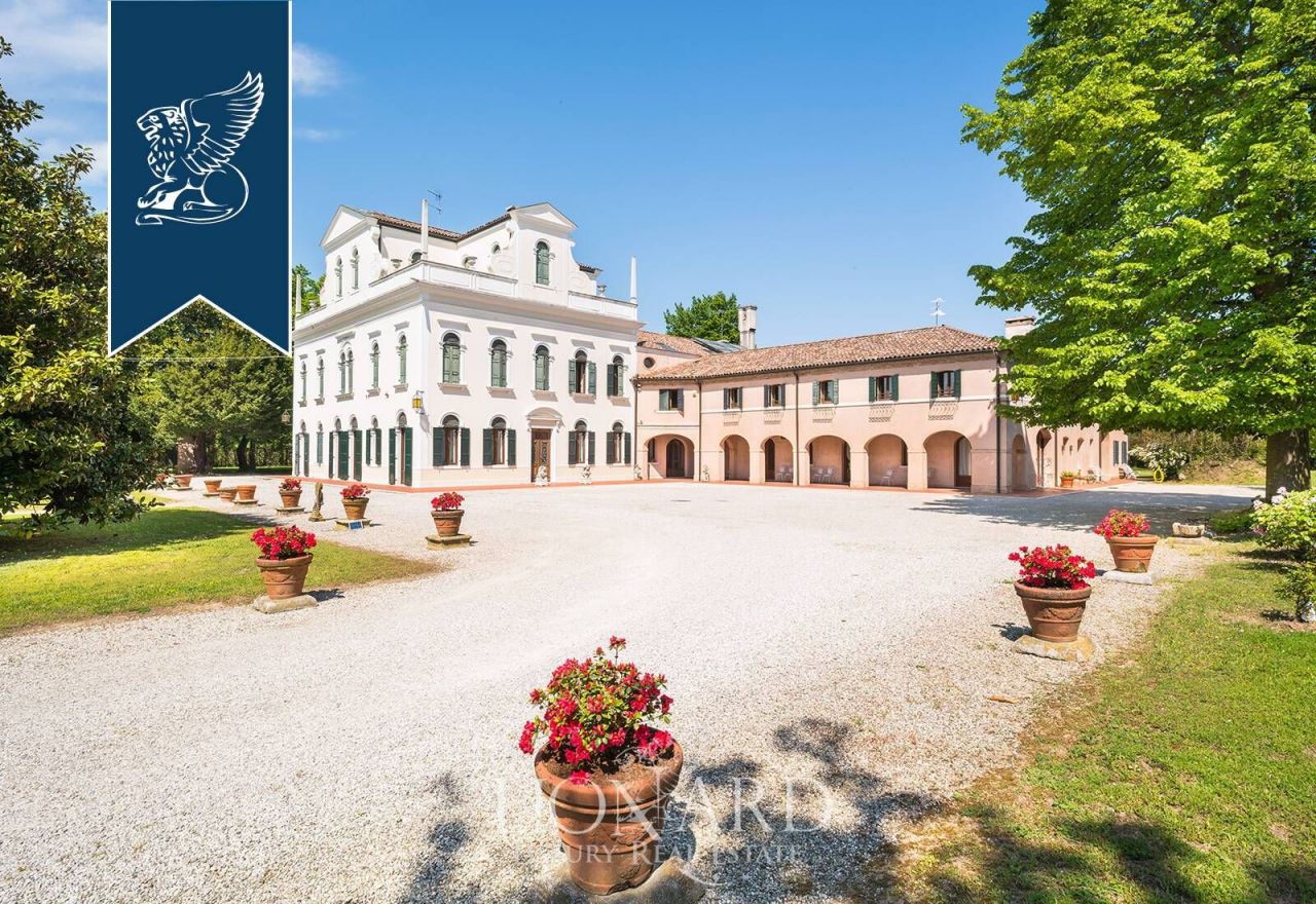 Villa à Trévise, Italie, 1 800 m² - image 1