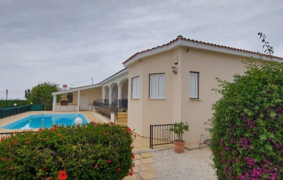Bungalow in Paphos, Cyprus, 470 m² - picture 1