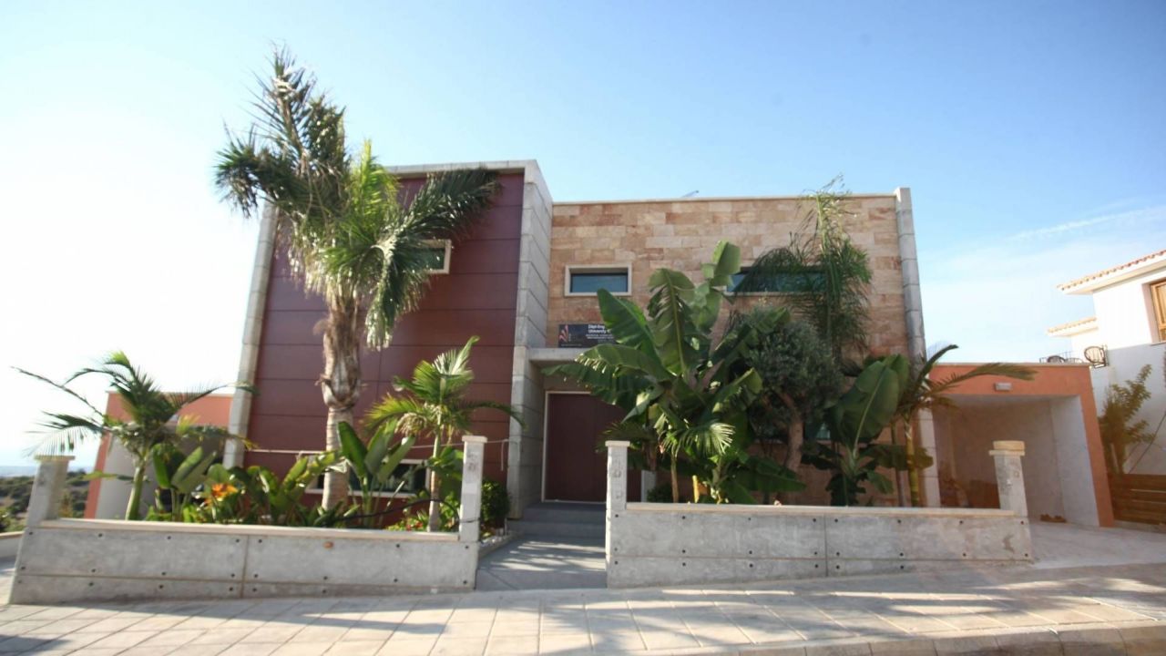 Villa in Tala, Cyprus, 500 m² - picture 1