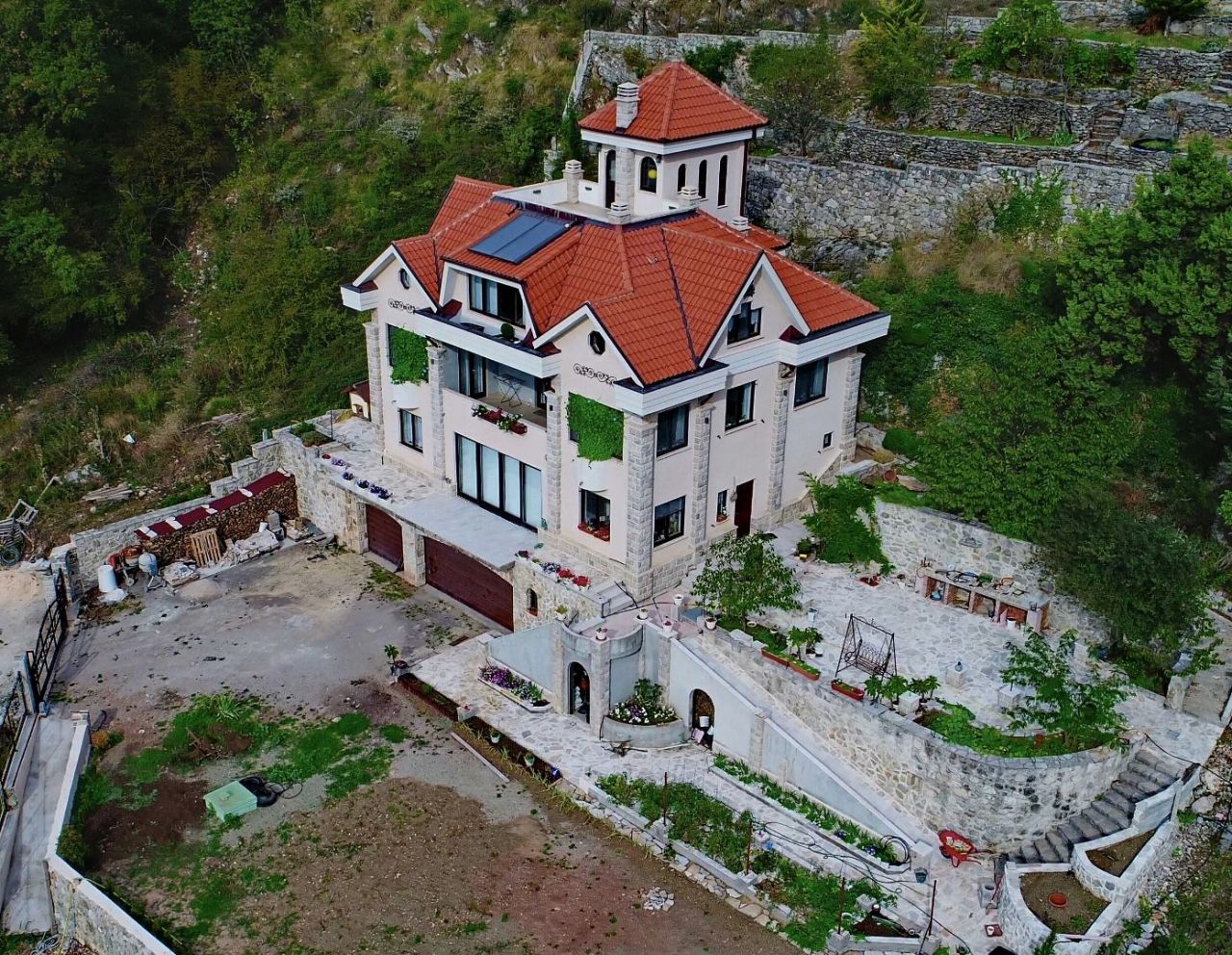 Propiedad comercial en Sveti Stefan, Montenegro, 1 372 m² - imagen 1