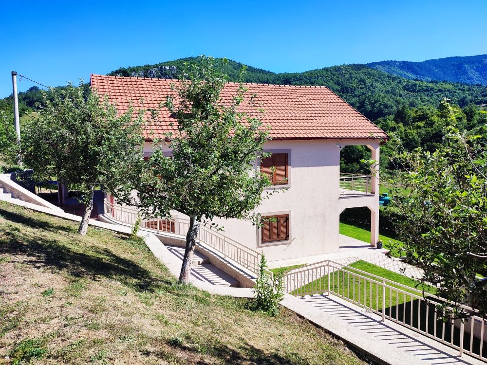 Finca en Nikšić, Montenegro, 350 m² - imagen 1