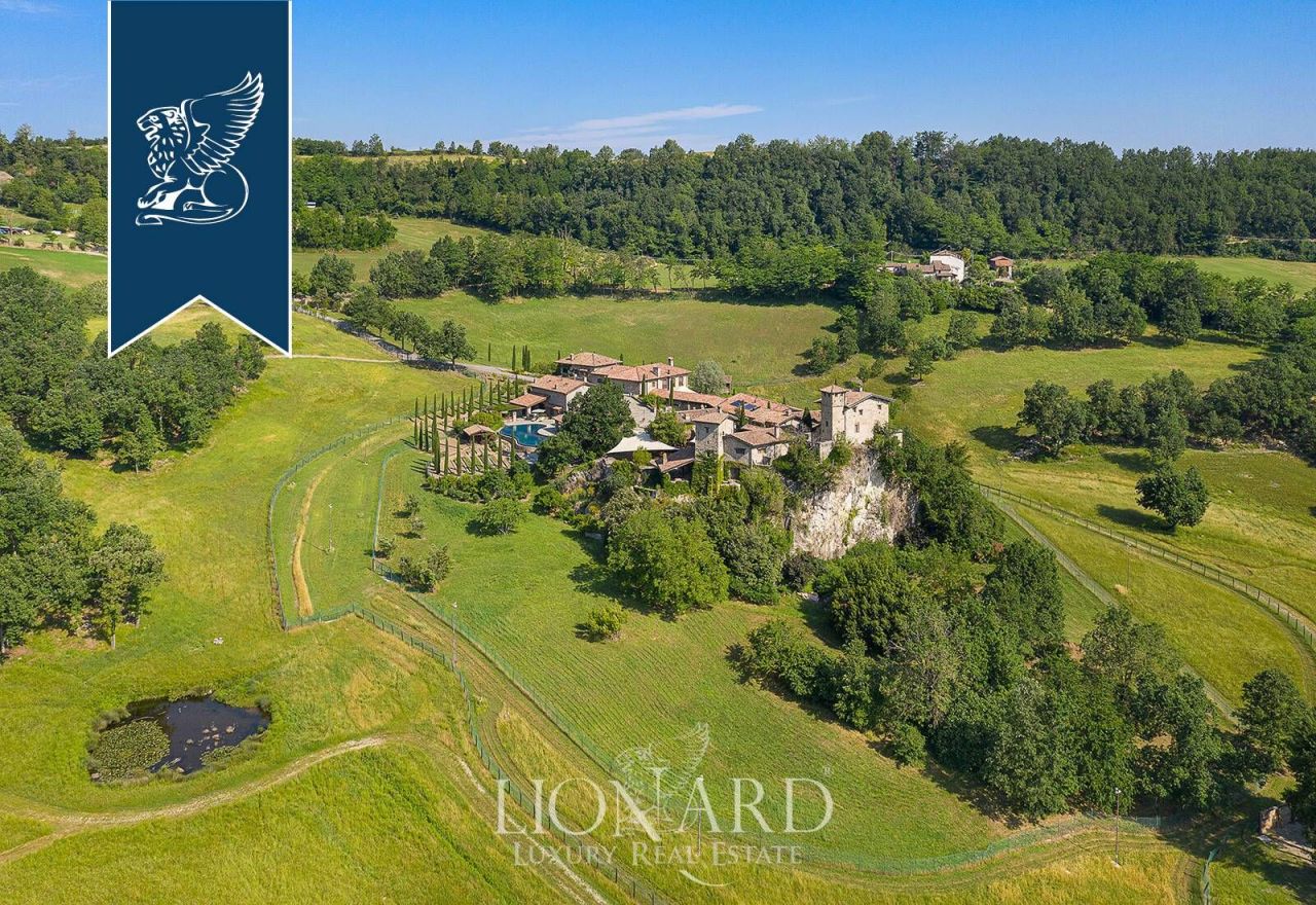 Castillo en Piacenza, Italia, 2 785 m² - imagen 1