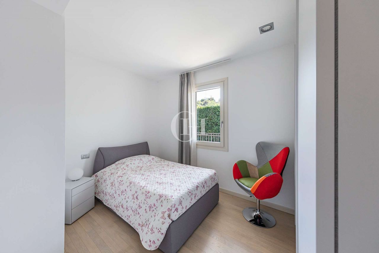 Villa on Lake Garda, Italy, 300 m² - picture 12