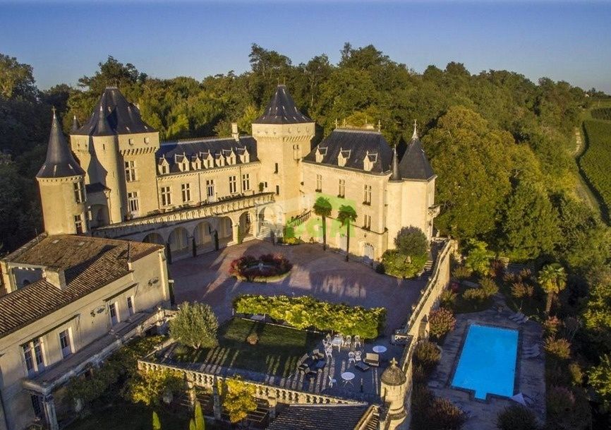 Château à Bordeaux, France, 1 400 m² - image 1