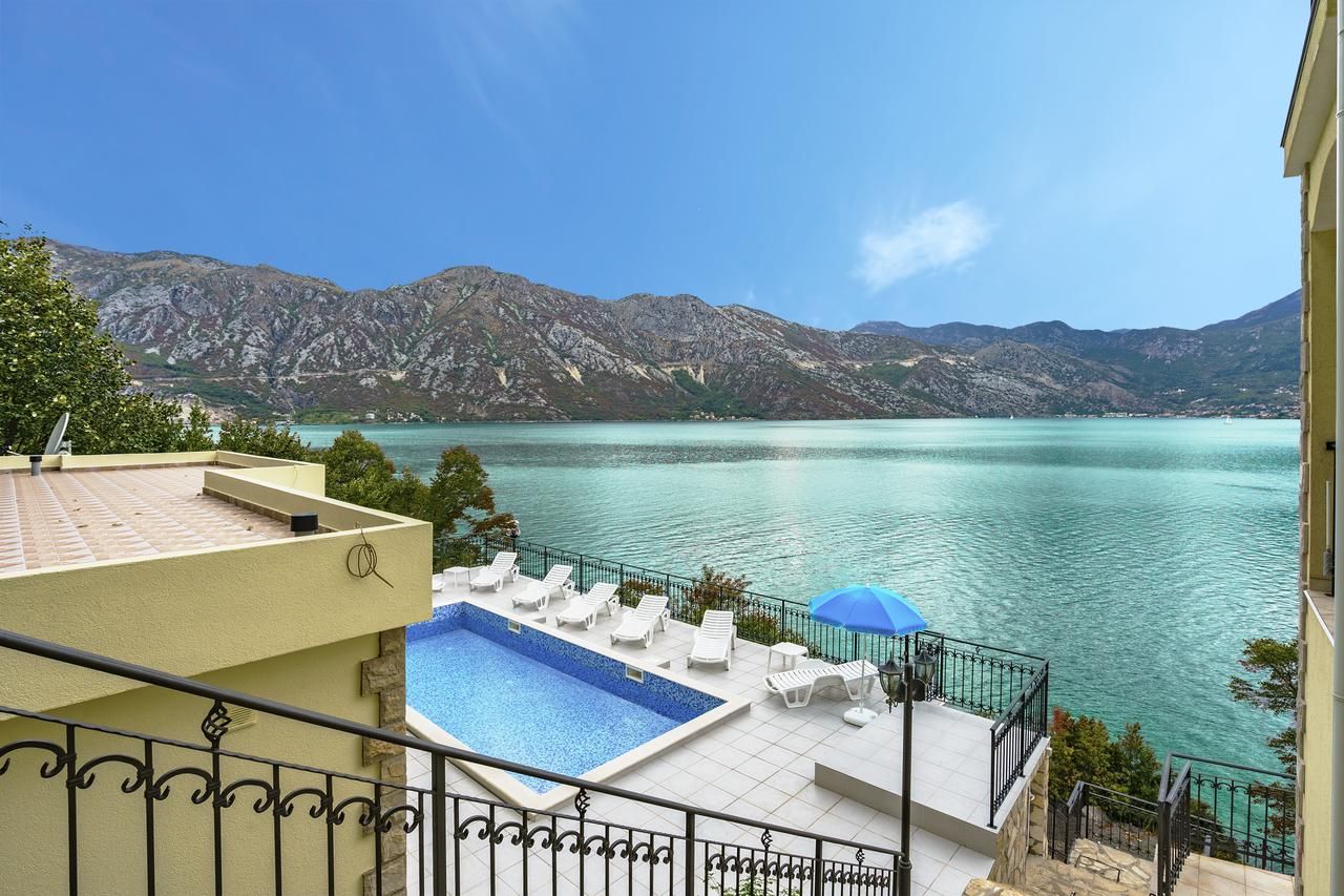 Villa in Kostanjica, Montenegro, 424 m² - picture 1