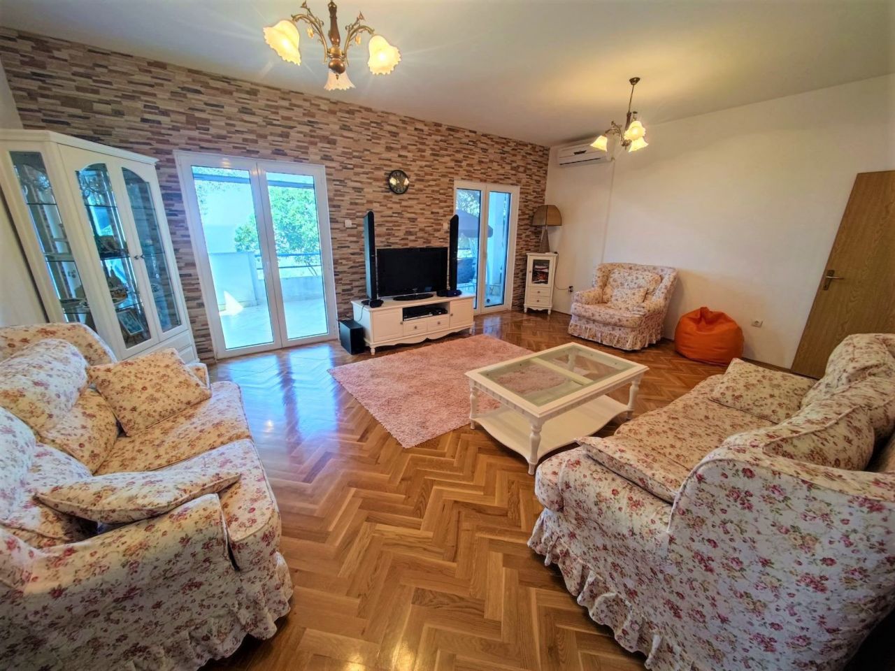 Villa in Bar, Montenegro, 200 m² - picture 1
