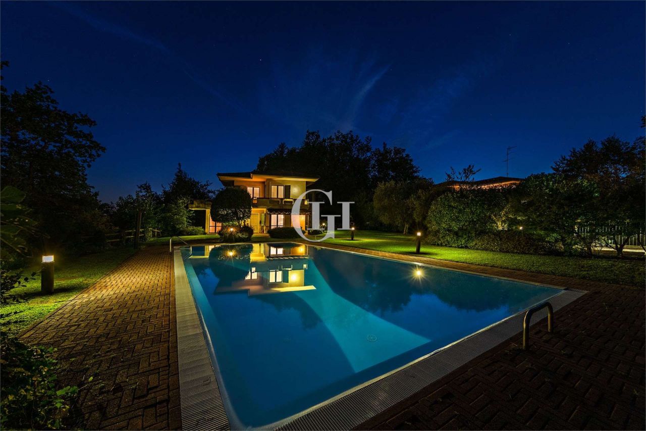 Villa por Lago de Garda, Italia, 280 m² - imagen 1