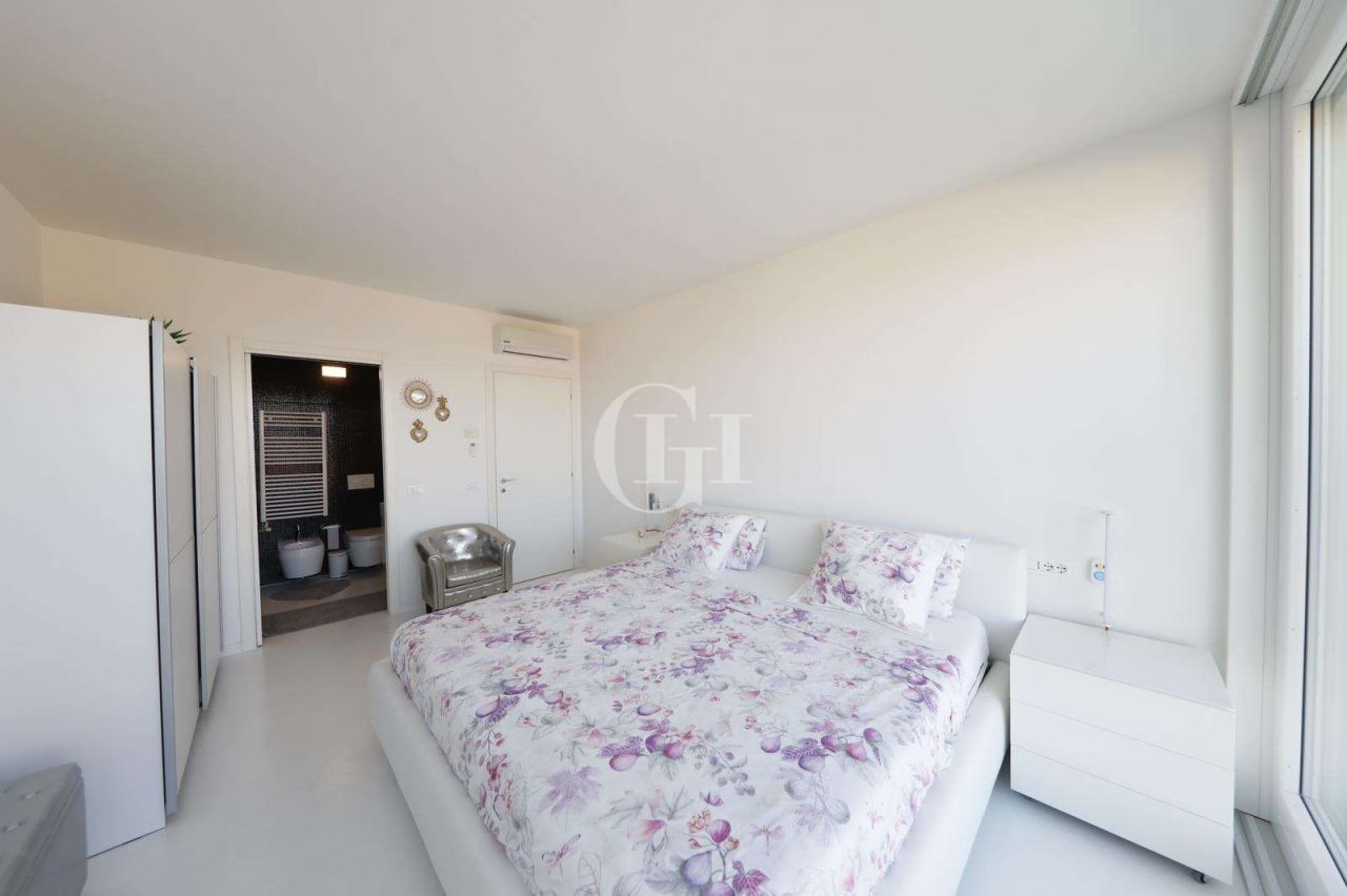 Villa on Lake Garda, Italy, 195 m² - picture 14