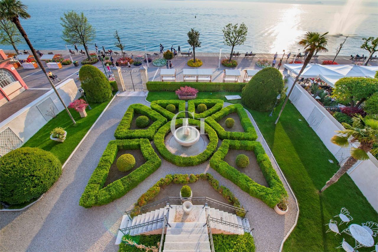 Villa on Lake Garda, Italy, 985 m² - picture 3