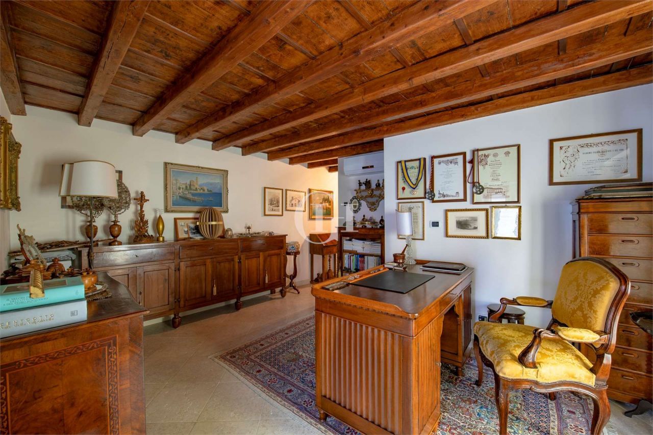 Villa on Lake Garda, Italy, 985 m² - picture 15