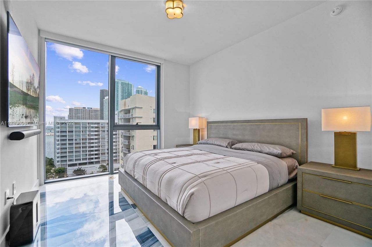 Flat in Miami, USA, 220 m² - picture 6