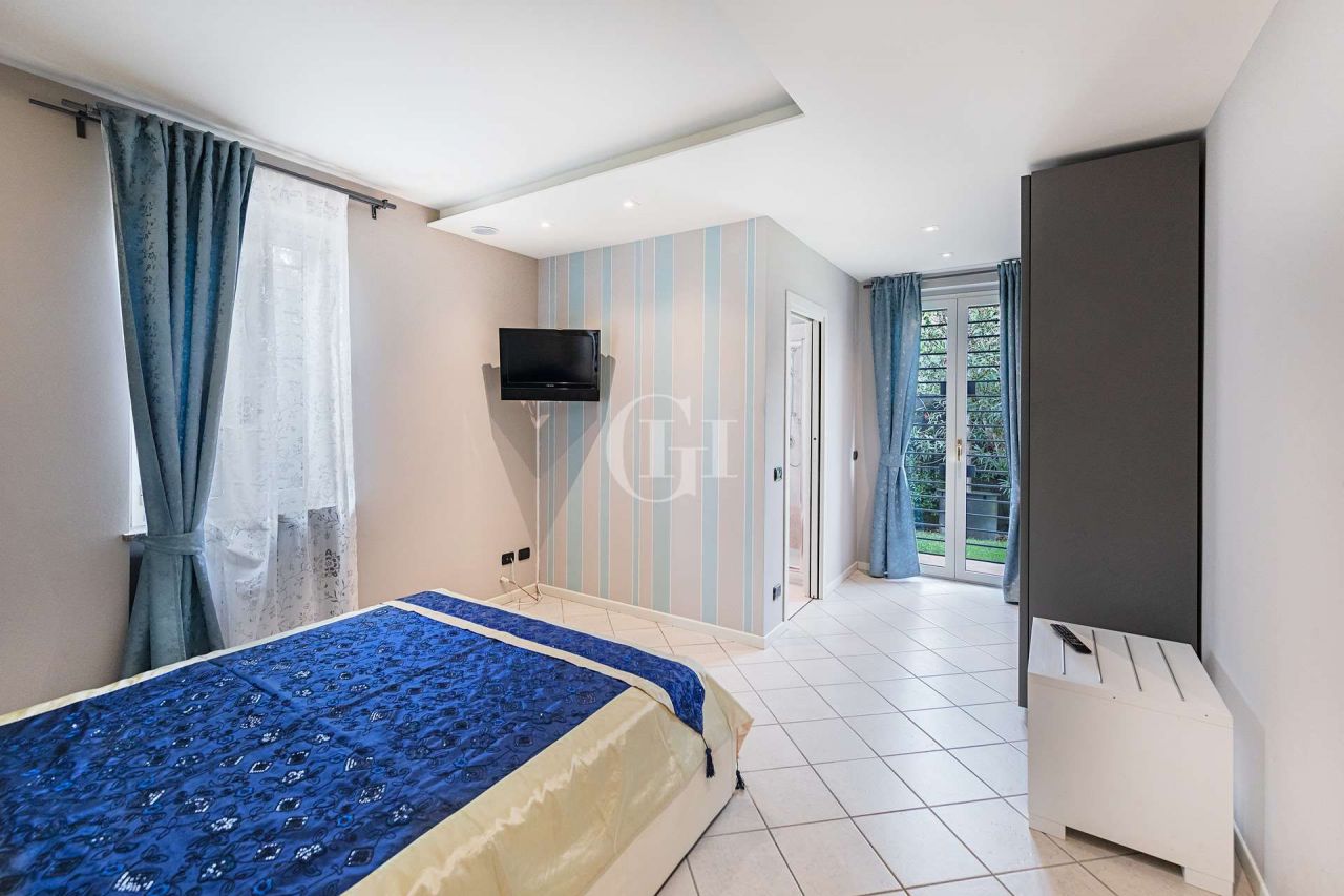 Villa on Lake Garda, Italy, 223 m² - picture 12