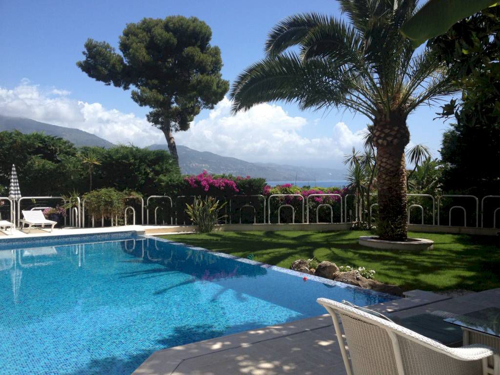 Villa à Roquebrune Cap Martin, France, 335 m² - image 1