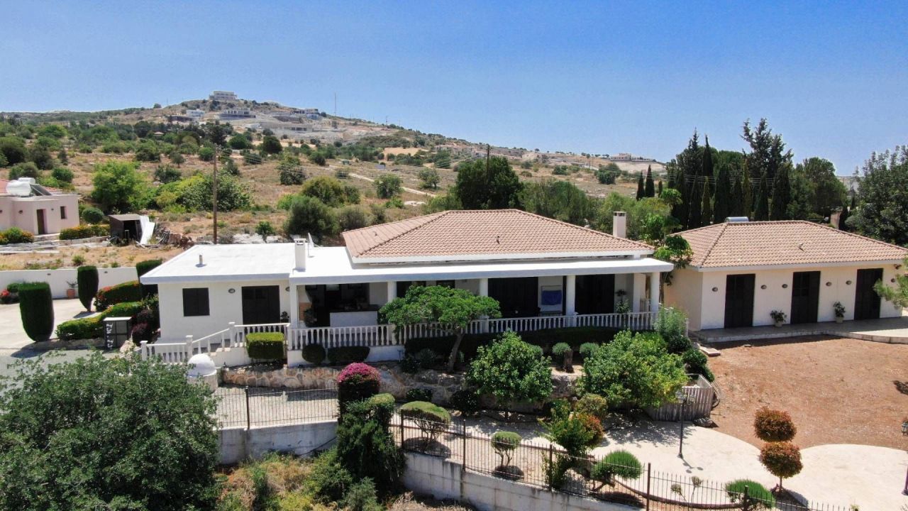Bungalow in Konia, Cyprus, 340 m² - picture 1