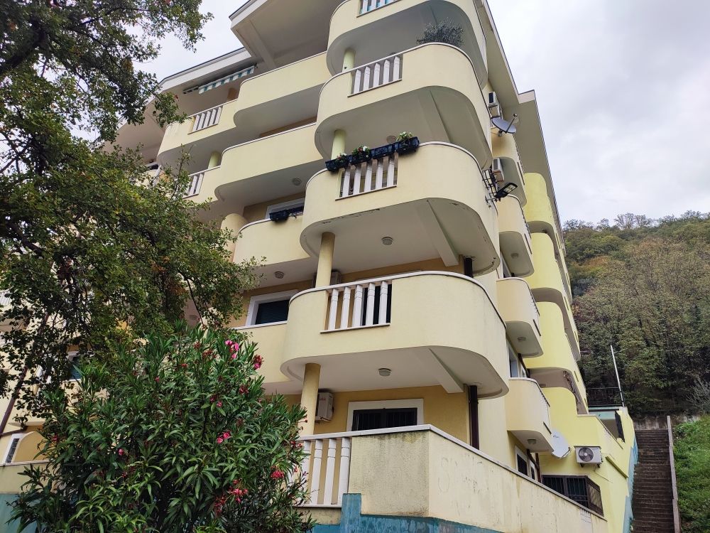 Appartement à Petrovac, Monténégro, 87 m² - image 1