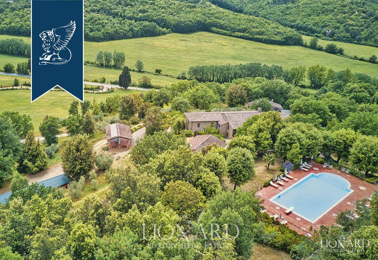 Granja en Siena, Italia, 850 m² - imagen 1