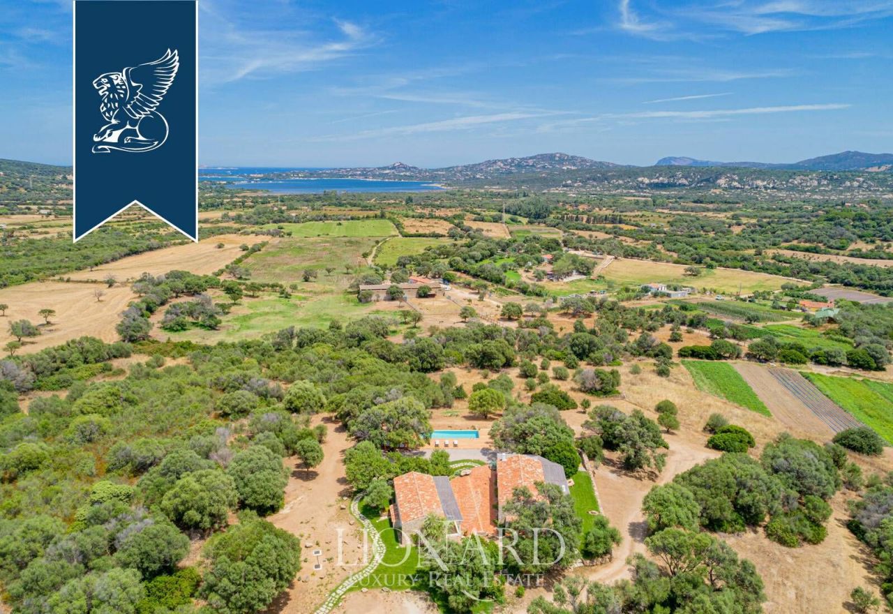 Villa à Olbia, Italie, 280 m² - image 1