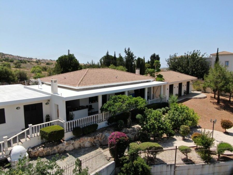 Bungalow in Paphos, Cyprus, 340 m² - picture 1