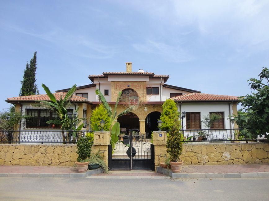 Casa en Kyrenia, Chipre, 400 m² - imagen 1