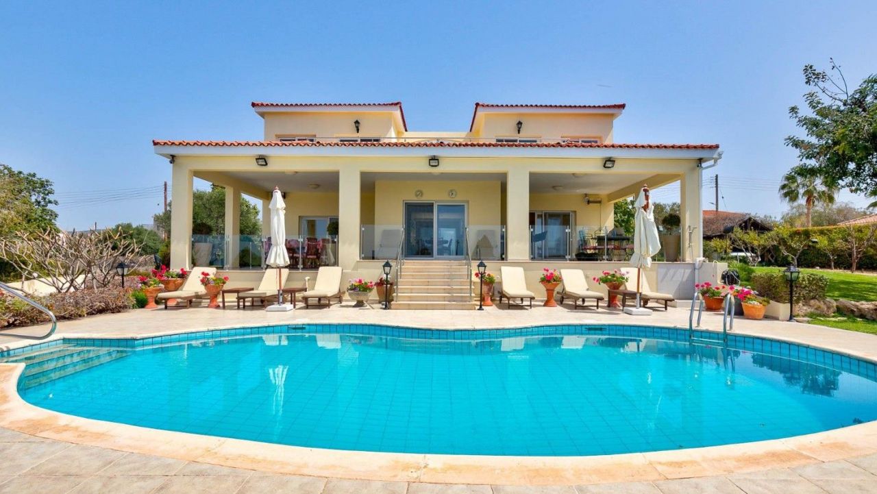 Villa in Paphos, Cyprus, 390 m² - picture 1