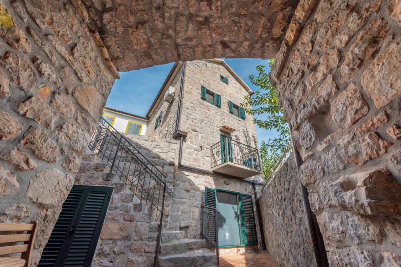 Haus in Tivat, Montenegro, 116 m² - Foto 1