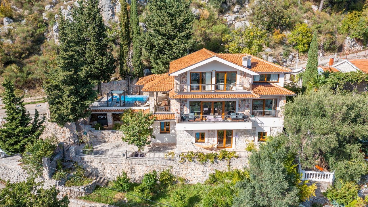 Haus in Budva, Montenegro, 280 m² - Foto 1