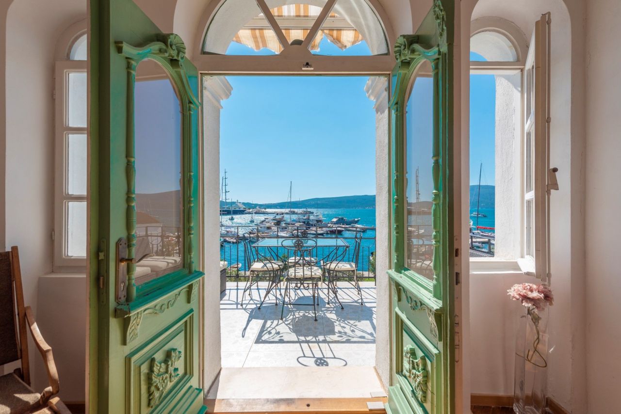 Piso en Tivat, Montenegro, 150 m² - imagen 1