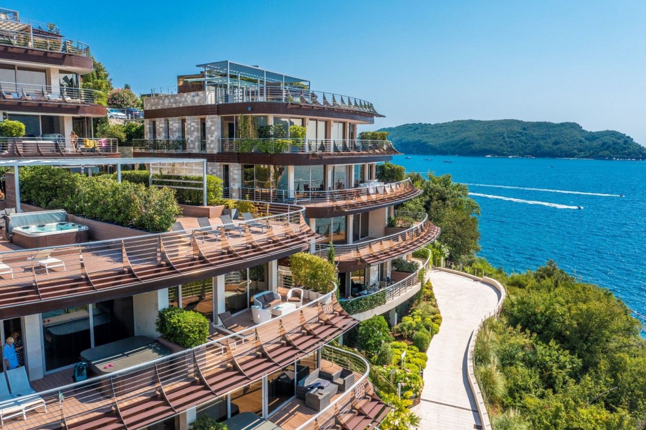 Piso en Becici, Montenegro, 146 m² - imagen 1