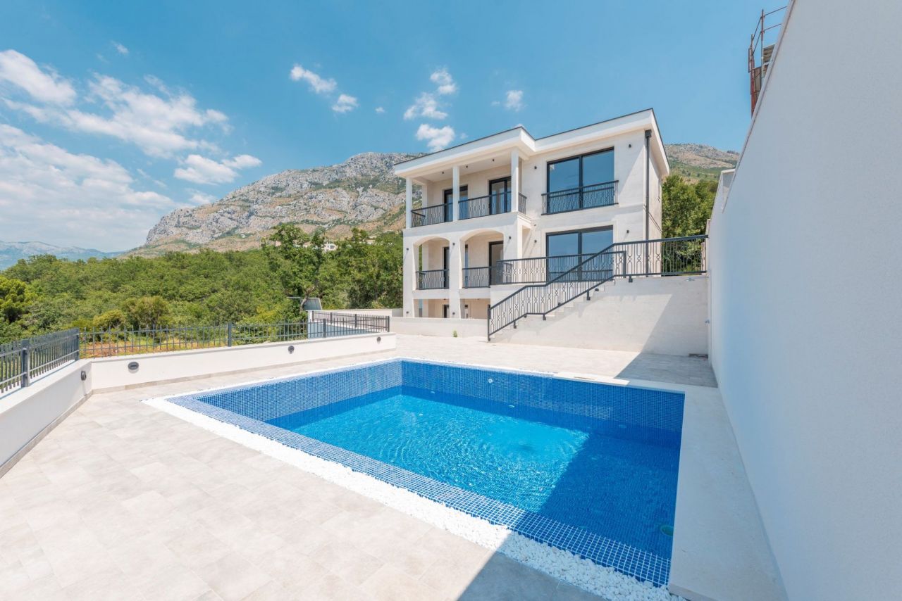 Haus in Budva, Montenegro, 217 m² - Foto 1