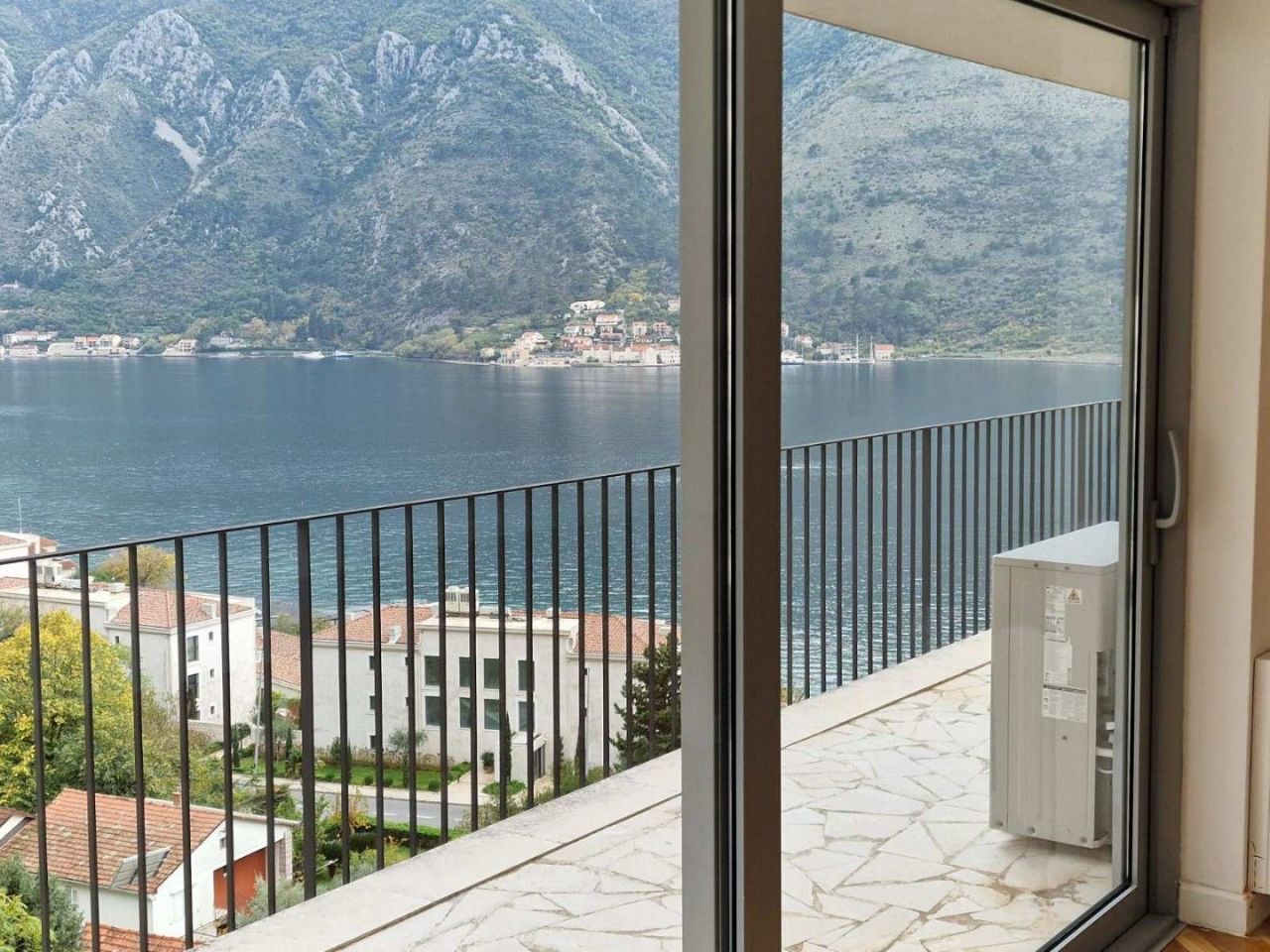 Piso en Dobrota, Montenegro, 403 m² - imagen 1