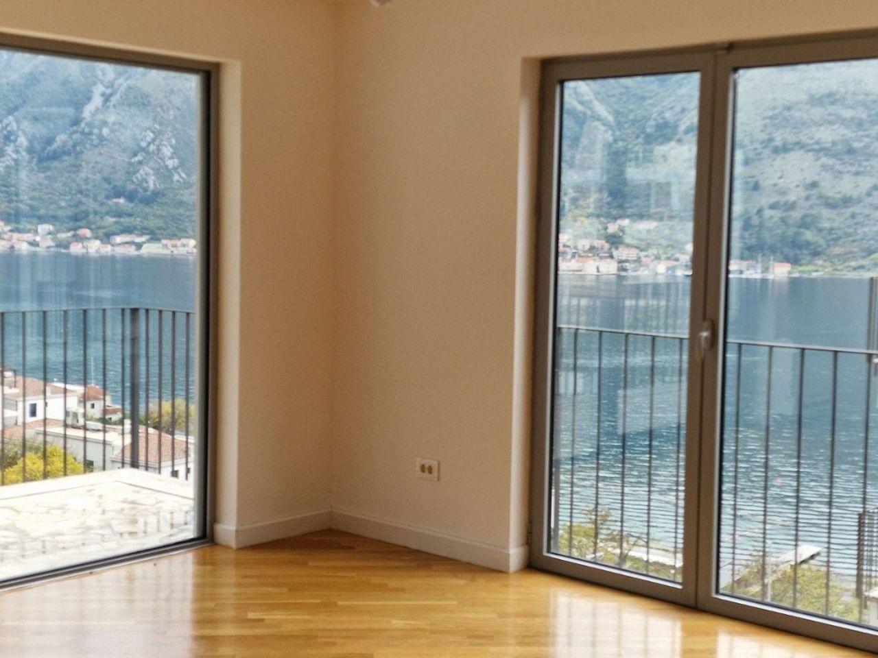 Flat in Dobrota, Montenegro, 403 m² - picture 4