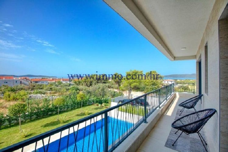 Villa en Šibenik, Croatie, 250 m² - image 1