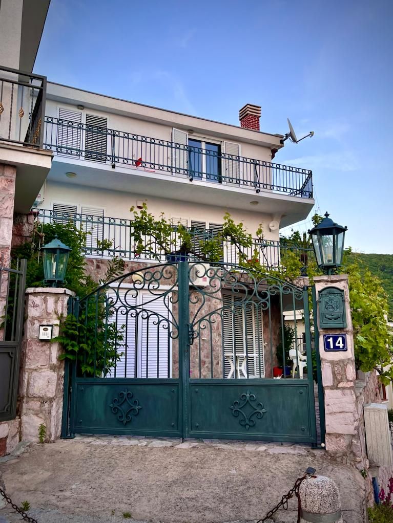 Maison à Petrovac, Monténégro, 260 m² - image 1