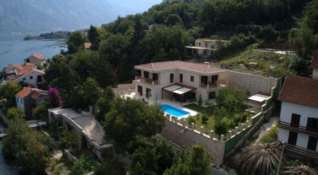 Villa à Kotor, Monténégro, 370 m² - image 1