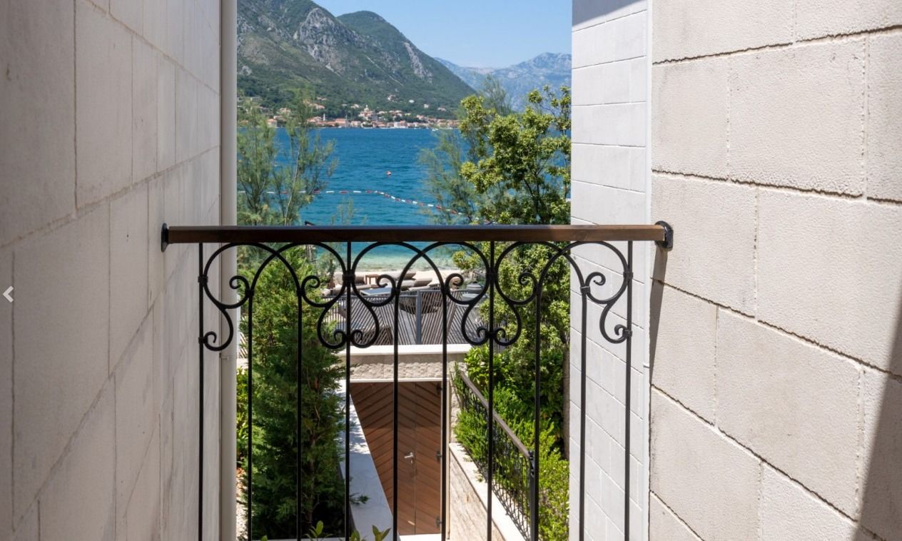 Villa in Dobrota, Montenegro, 198 m² - picture 3