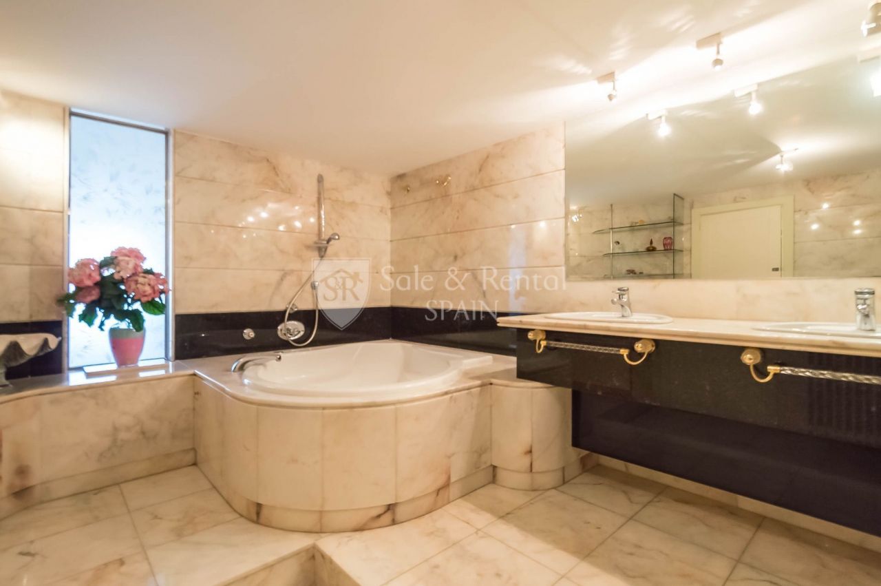 Cottage in Lloret de Mar, Spain, 450 m² - picture 13