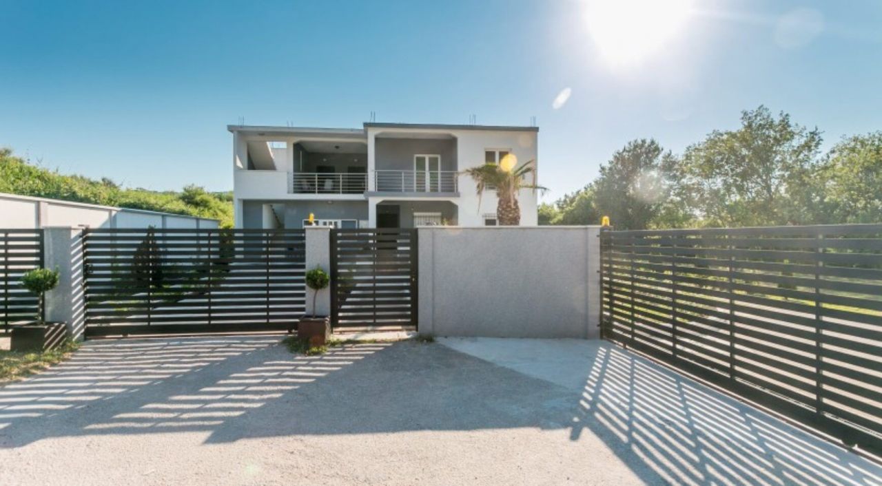 Haus in Radanovici, Montenegro, 340 m² - Foto 1