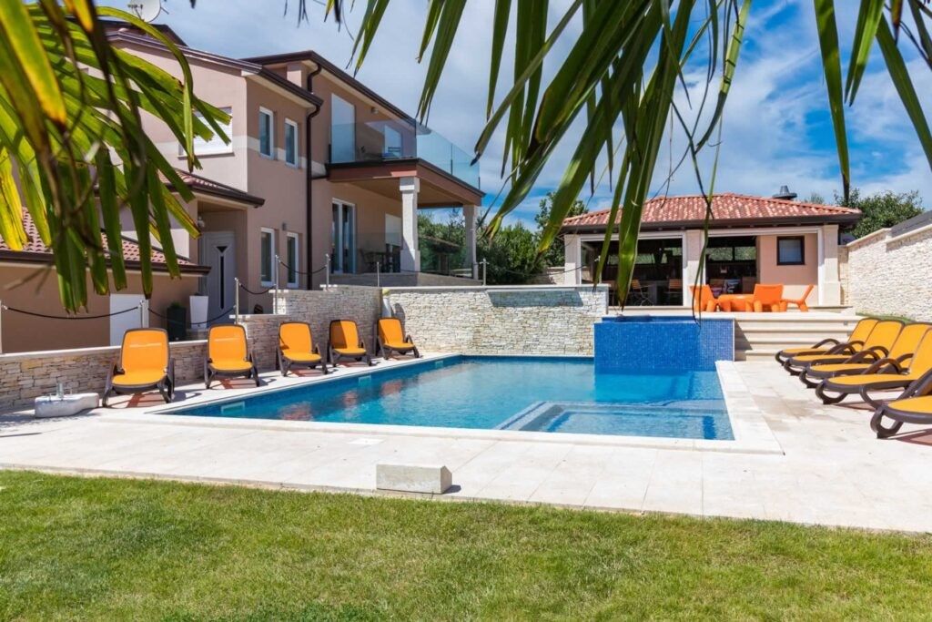 Casa en Pula, Croacia, 400 m² - imagen 1