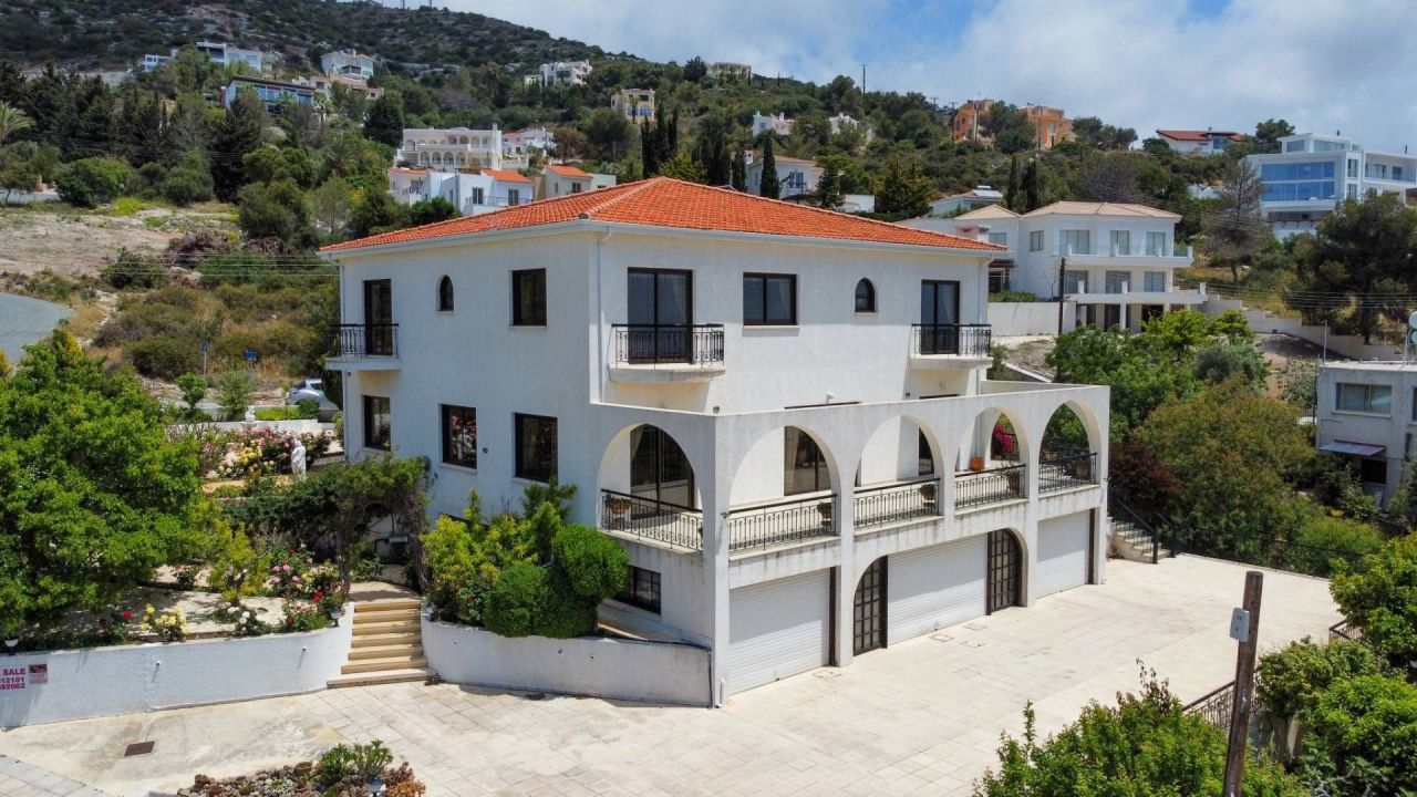 Villa in Tala, Cyprus, 500 m² - picture 1