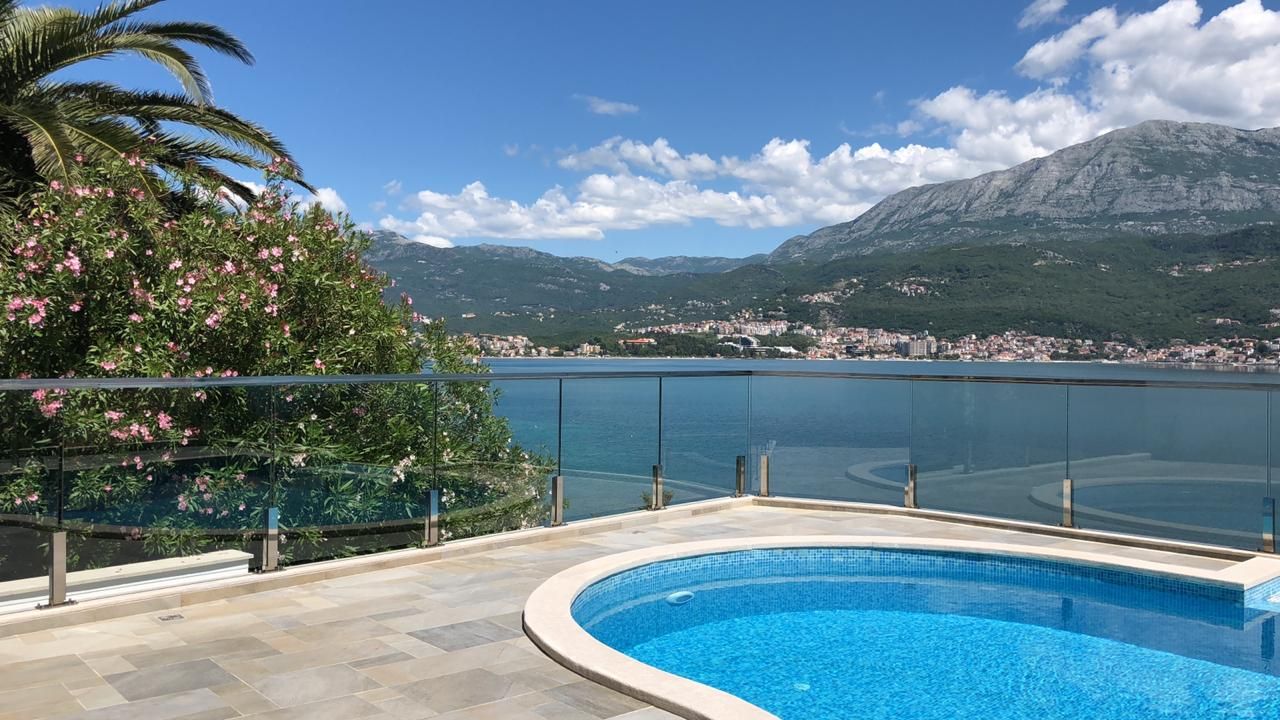 Villa en Herceg-Novi, Montenegro, 280 m² - imagen 1