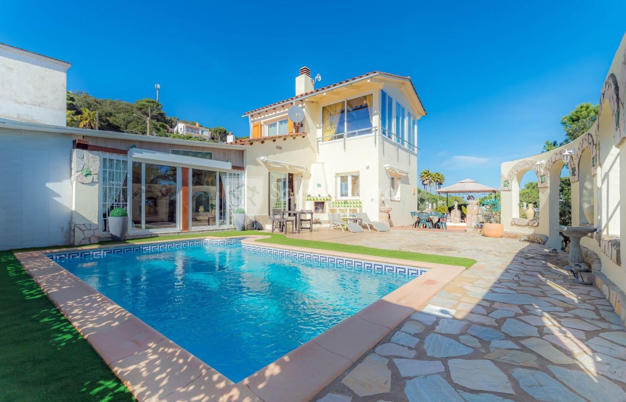 Villa à Lloret de Mar, Espagne, 180 m² - image 1