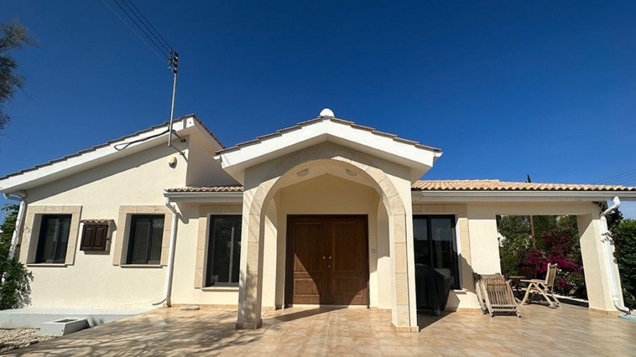 Bungalow in Paphos, Cyprus - picture 1