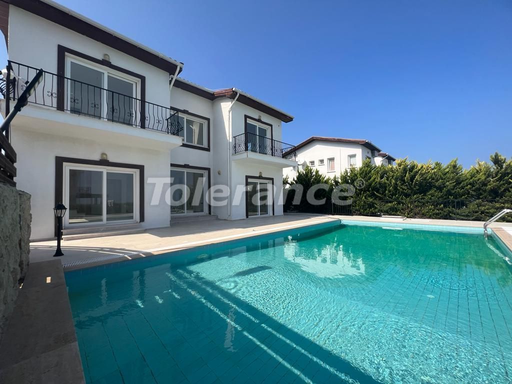 Villa in Kyrenia, Cyprus, 200 m² - picture 1