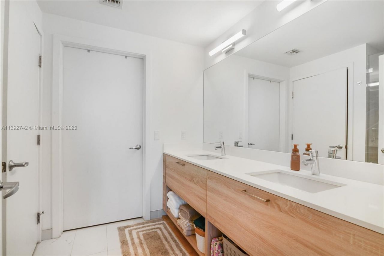 Flat in Miami, USA, 150 m² - picture 8