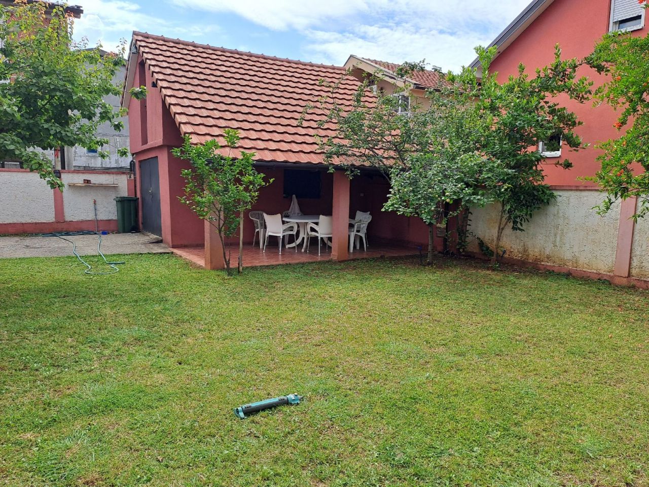 Casa en Podgorica, Montenegro, 260 m² - imagen 15