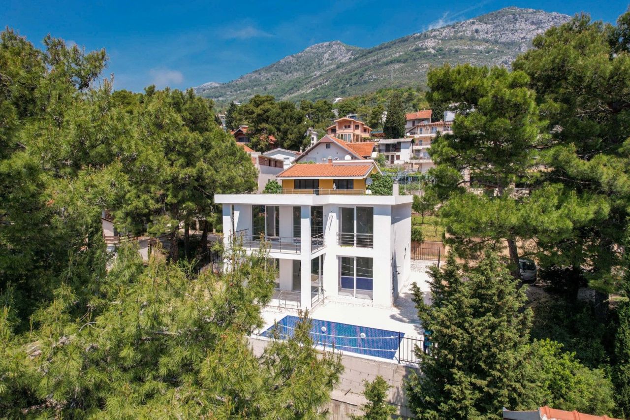 Villa in Bar, Montenegro, 210 m² - picture 1