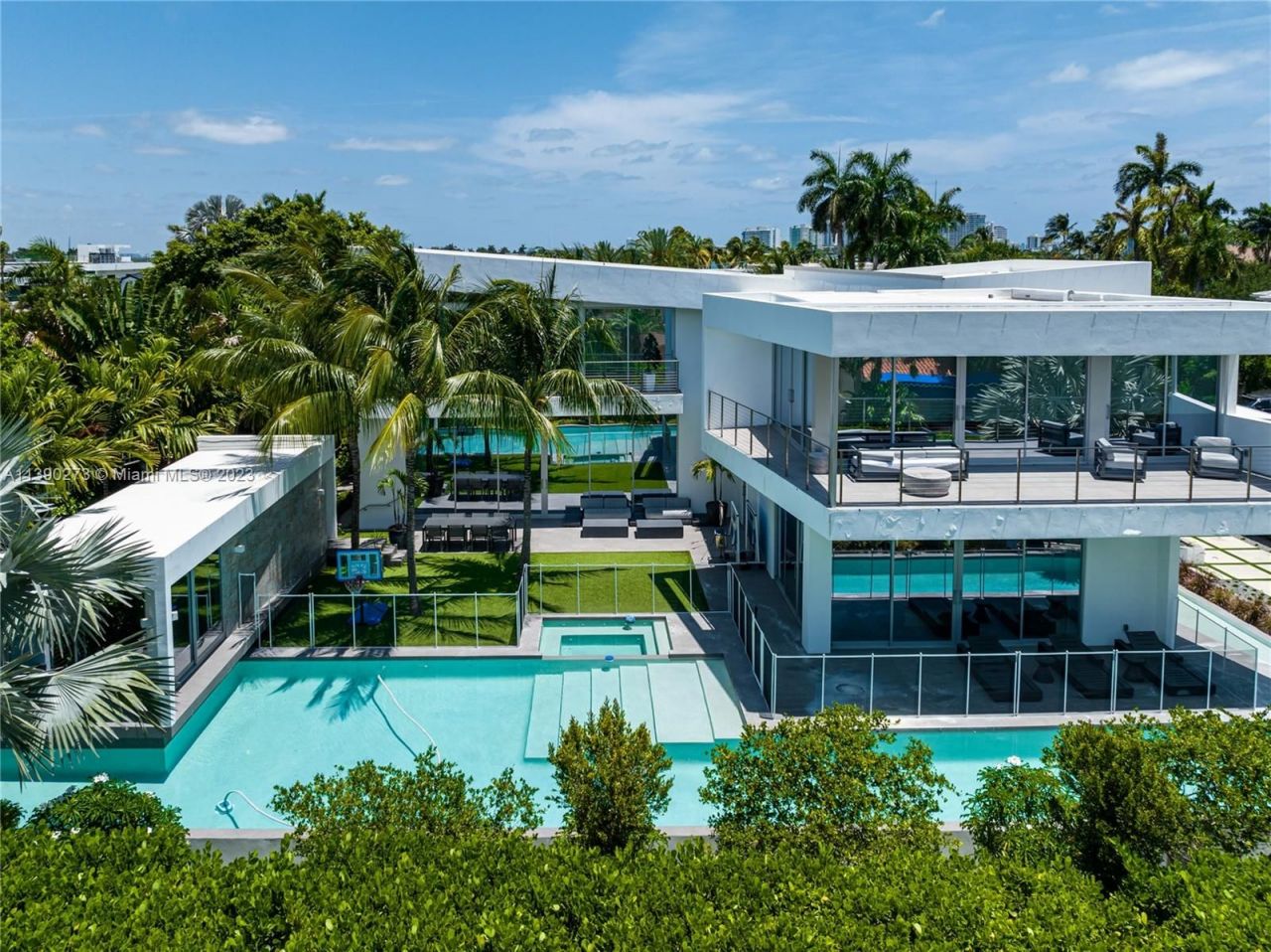 Villa en Miami, Estados Unidos, 600 m² - imagen 1